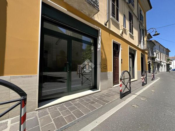 negozio in vendita a Sale