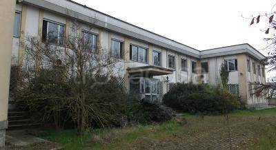 locale commerciale in vendita a Sale