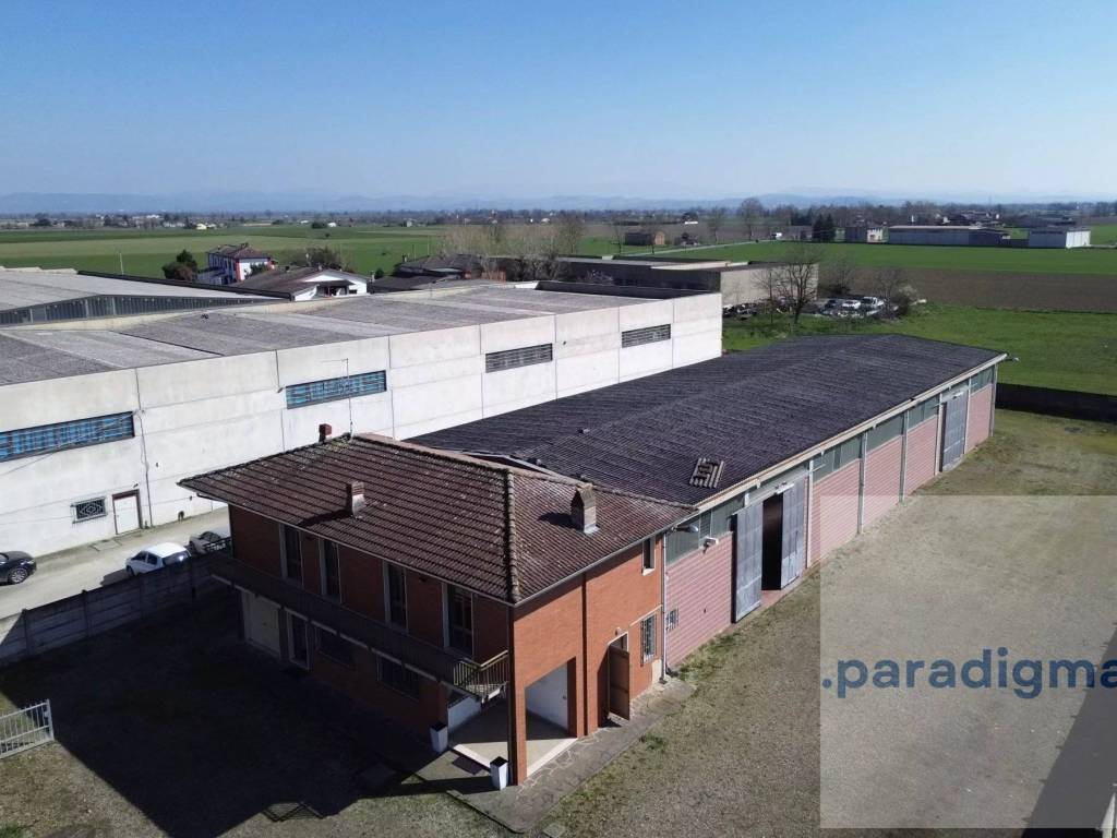 locale commerciale in vendita a Sale