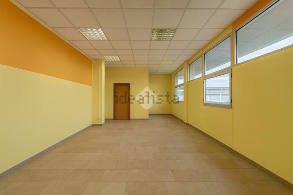 locale commerciale in vendita a Serravalle Scrivia