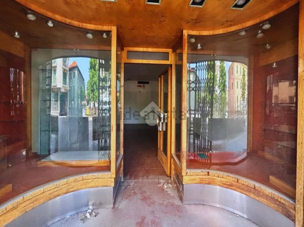 locale commerciale in vendita a Serravalle Scrivia