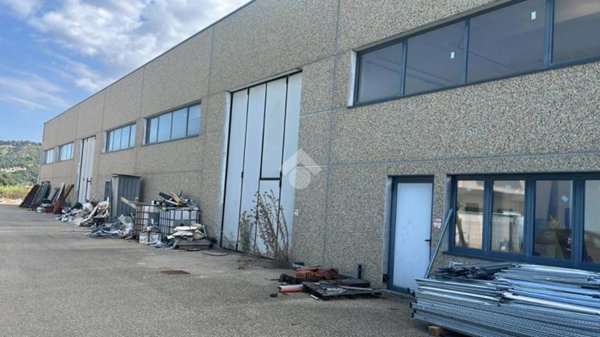 locale commerciale in vendita a Stazzano