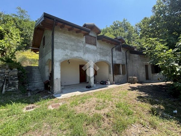 casa indipendente in vendita a Stazzano in zona Monterosso