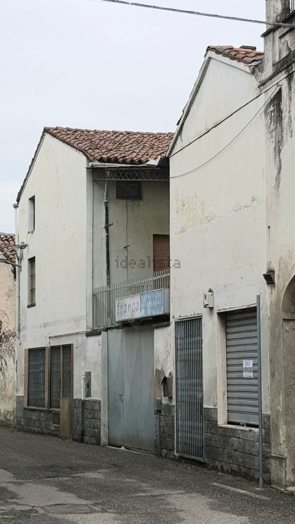 locale commerciale in vendita a Ticineto