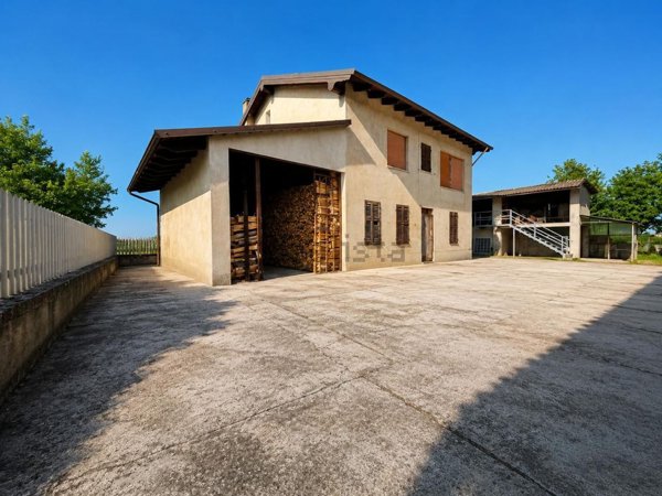 casa indipendente in vendita a Ticineto