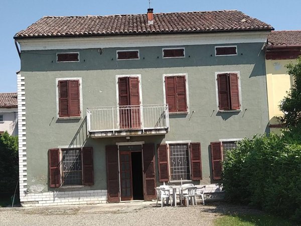 casa indipendente in vendita a Tortona