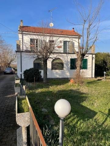 casa indipendente in vendita a Tortona