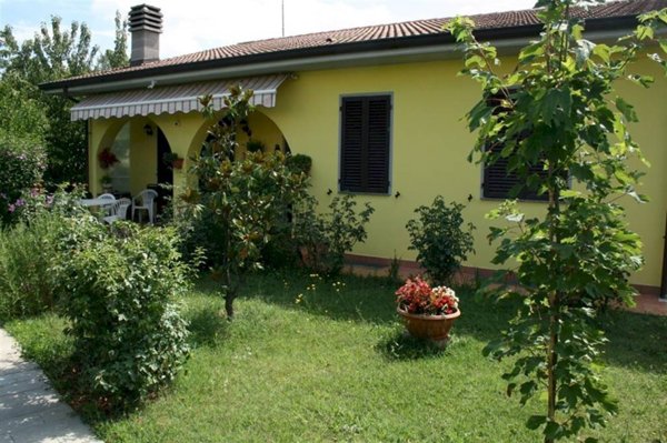 casa indipendente in vendita a Tortona