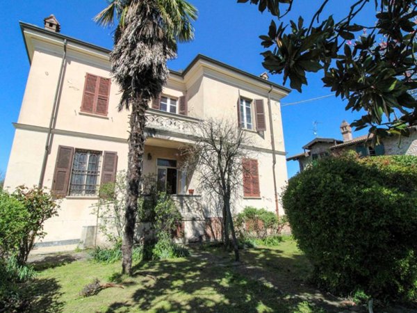 casa indipendente in vendita a Tortona in zona Mombisaggio