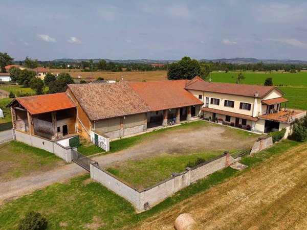 casa indipendente in vendita a Tortona
