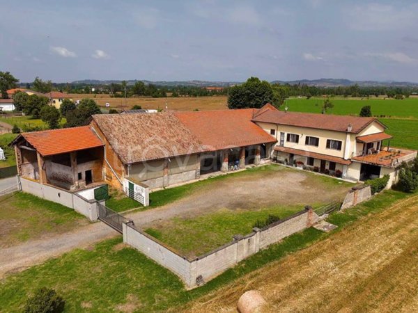casa indipendente in vendita a Tortona