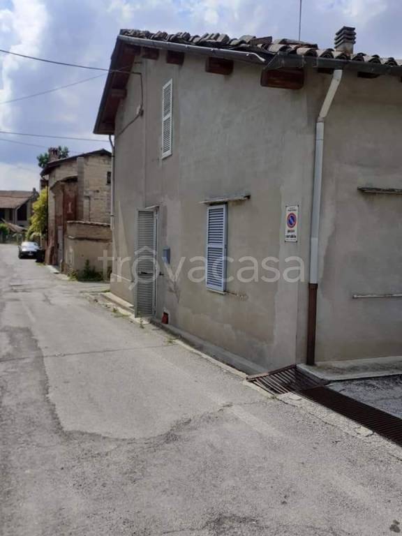 casa indipendente in vendita a Tortona in zona Mombisaggio