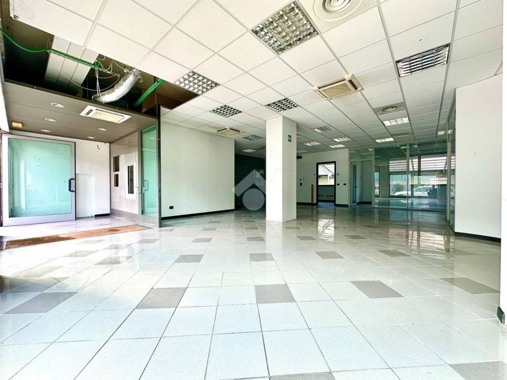 negozio in vendita a Tortona