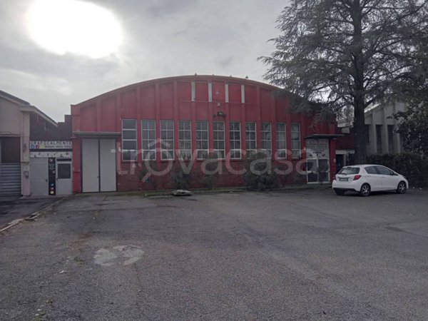 locale commerciale in vendita a Tortona