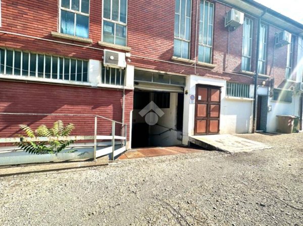 locale commerciale in vendita a Tortona