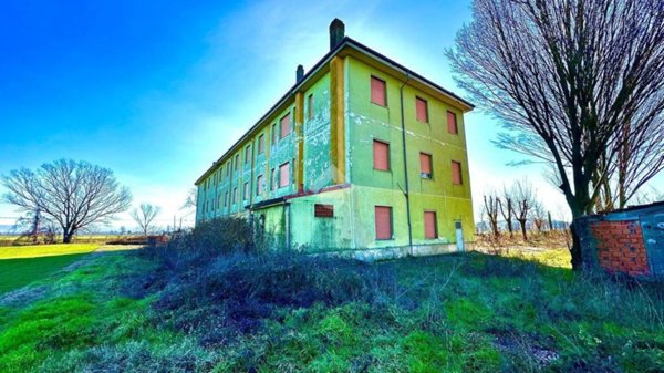 negozio in vendita a Tortona in zona Oasi