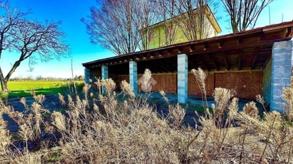 negozio in vendita a Tortona in zona Oasi