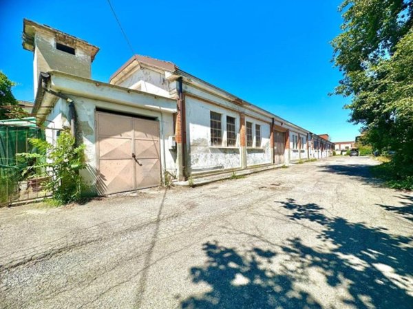 locale commerciale in vendita a Tortona