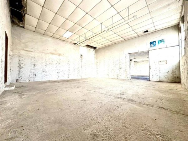 locale commerciale in vendita a Tortona