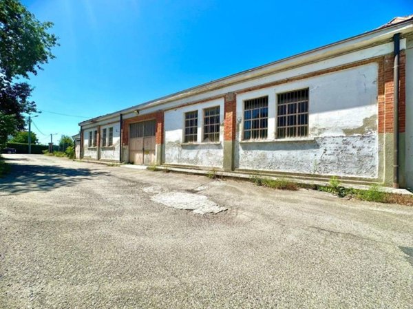 locale commerciale in vendita a Tortona