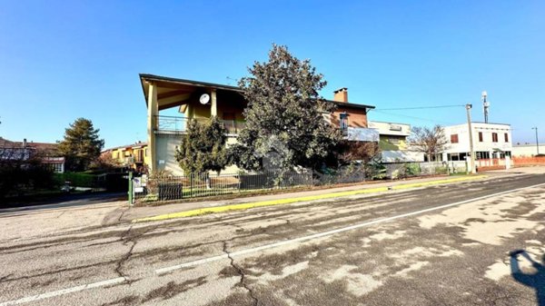 casa indipendente in vendita a Tortona