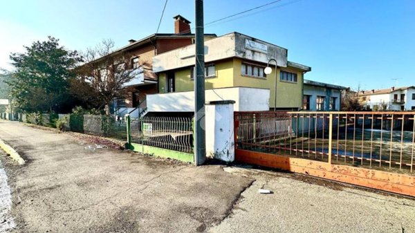 casa indipendente in vendita a Tortona