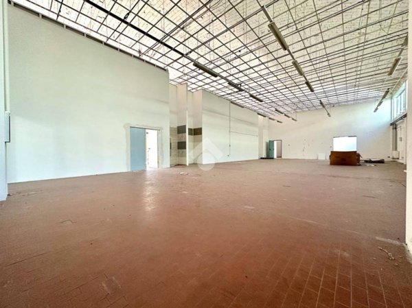 locale commerciale in vendita a Tortona