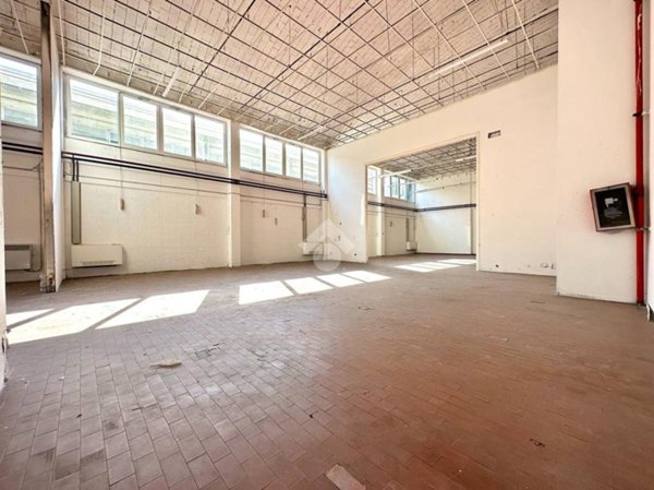 locale commerciale in vendita a Tortona