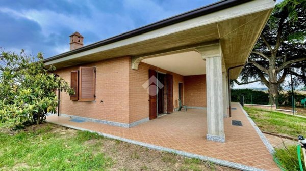 casa indipendente in vendita a Tortona