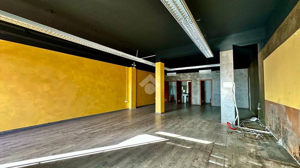 locale commerciale in vendita a Tortona