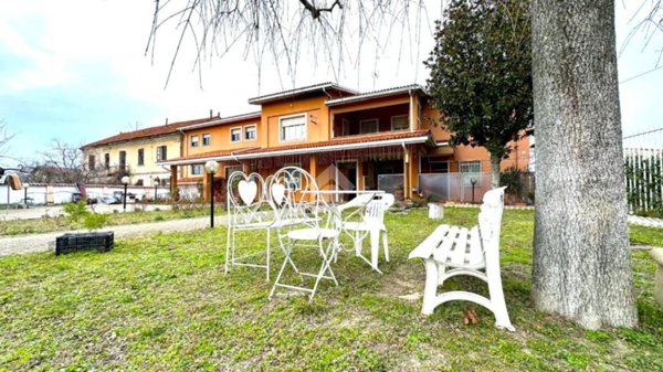 casa indipendente in vendita a Tortona
