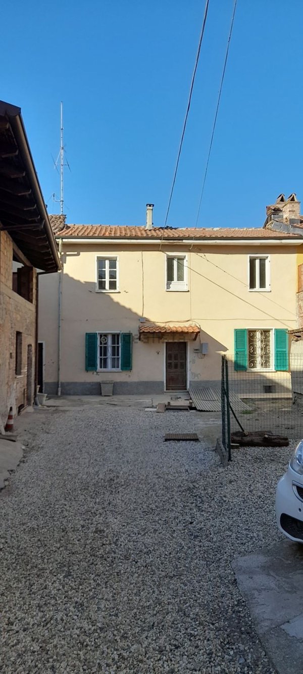 casa indipendente in vendita a Tortona