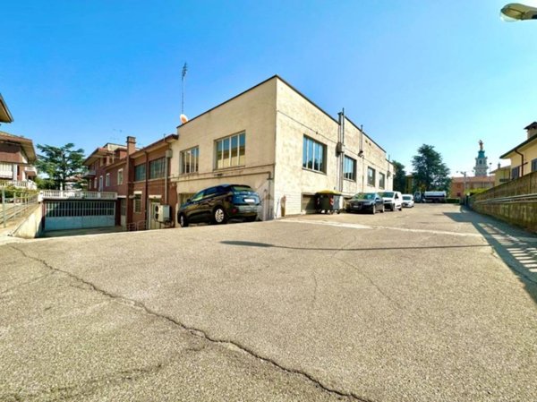 locale commerciale in vendita a Tortona