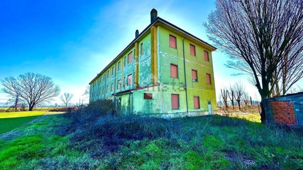 locale di sgombero in vendita a Tortona in zona Oasi