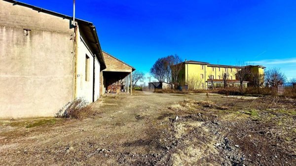 locale di sgombero in vendita a Tortona in zona Oasi