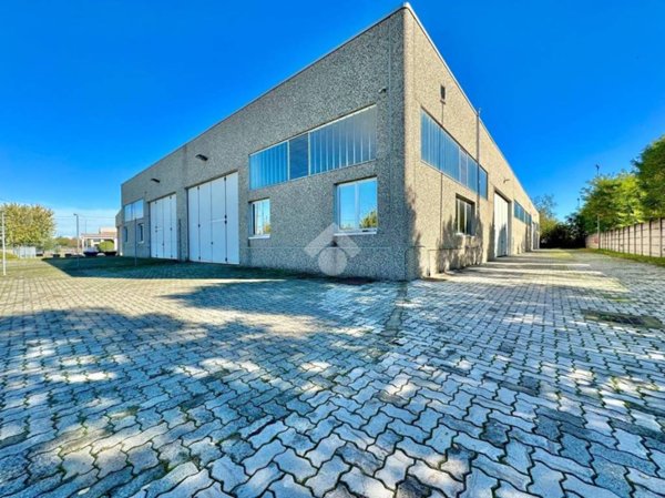 locale commerciale in vendita a Tortona