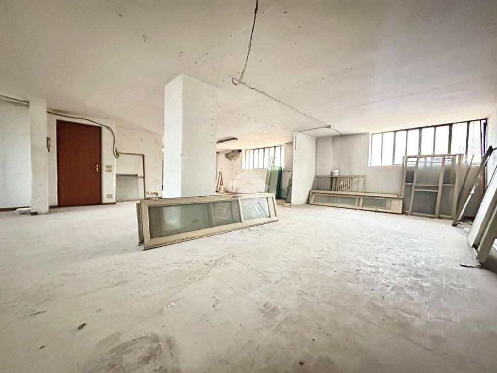 locale di sgombero in vendita a Tortona