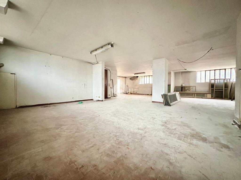 negozio in vendita a Tortona