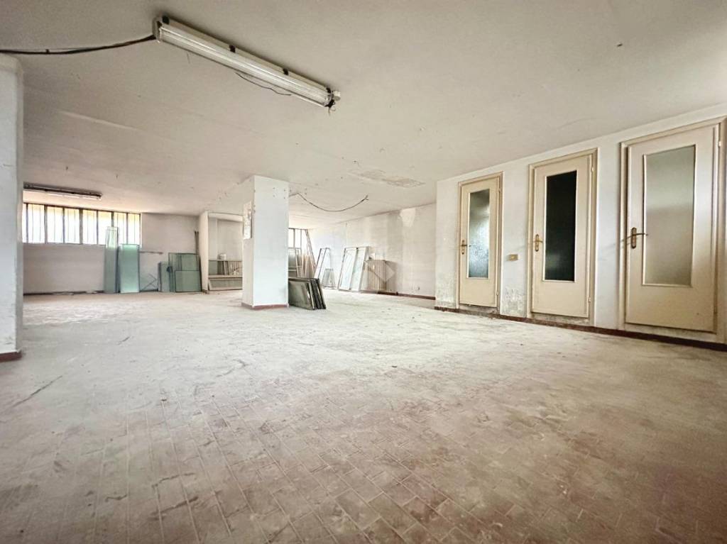 negozio in vendita a Tortona