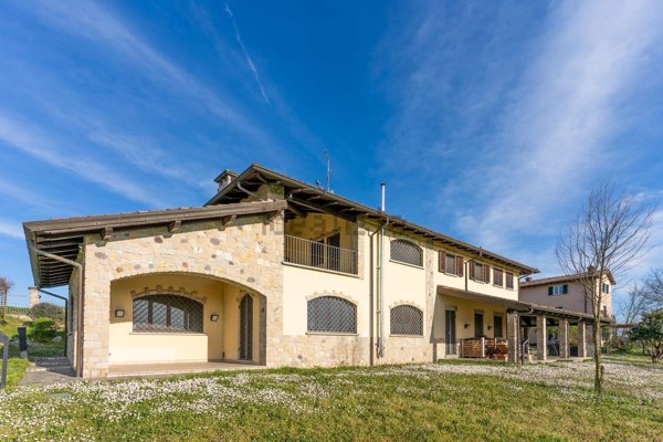 casa indipendente in vendita a Tortona