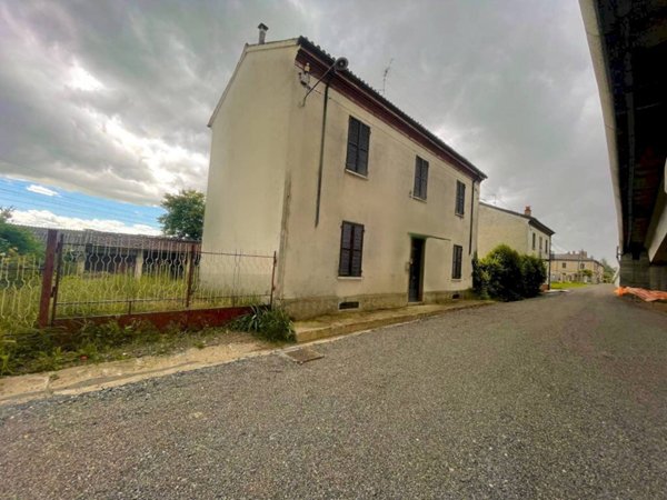 casa indipendente in vendita a Tortona
