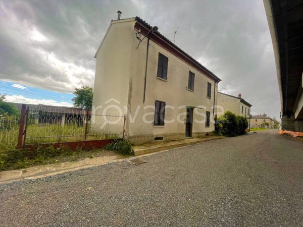 casa indipendente in vendita a Tortona