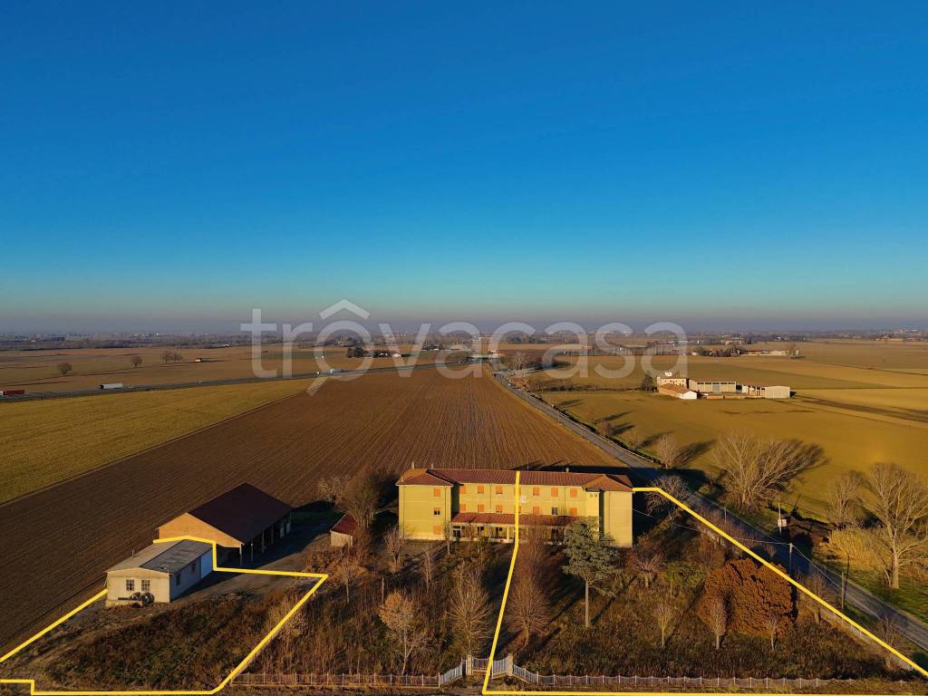casa indipendente in vendita a Tortona