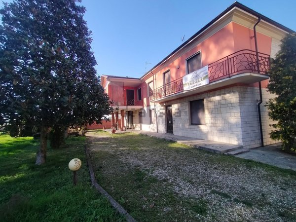 casa indipendente in vendita a Tortona