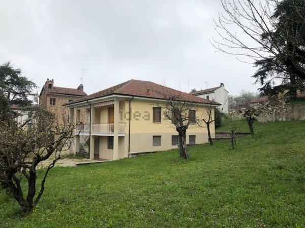 casa indipendente in vendita a Tortona