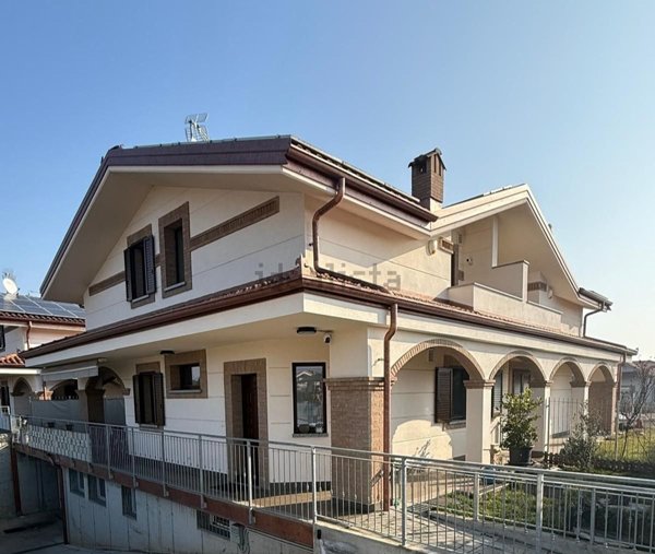 casa indipendente in vendita a Tortona