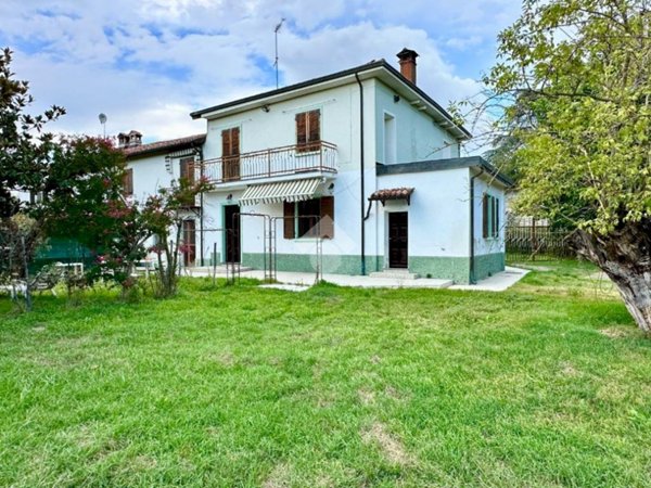 casa indipendente in vendita a Tortona in zona Castellar Ponzano