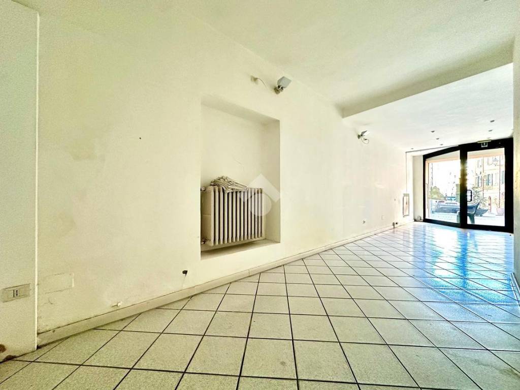 negozio in vendita a Tortona