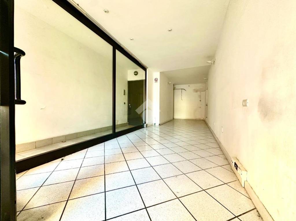 negozio in vendita a Tortona