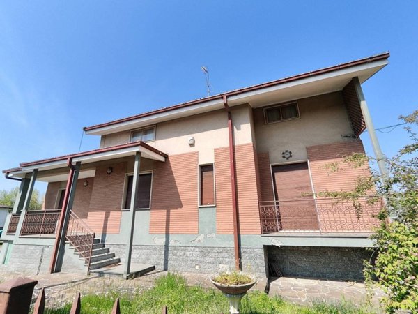 casa indipendente in vendita a Tortona